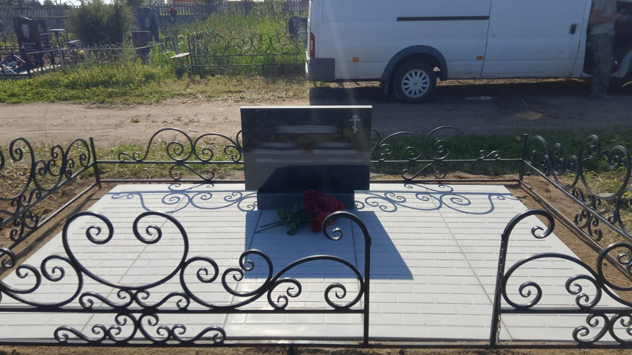 Памятник семейный